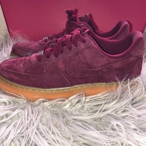 WMNS Nike AIR FORCE 1 Low Suede